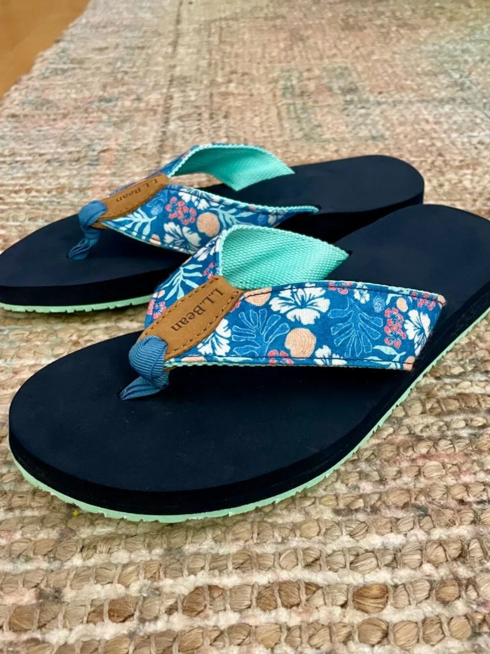 Women's Maine Isle Flip-Flops, Woven Print Blue Water Hibiscus Size 6 NWOT